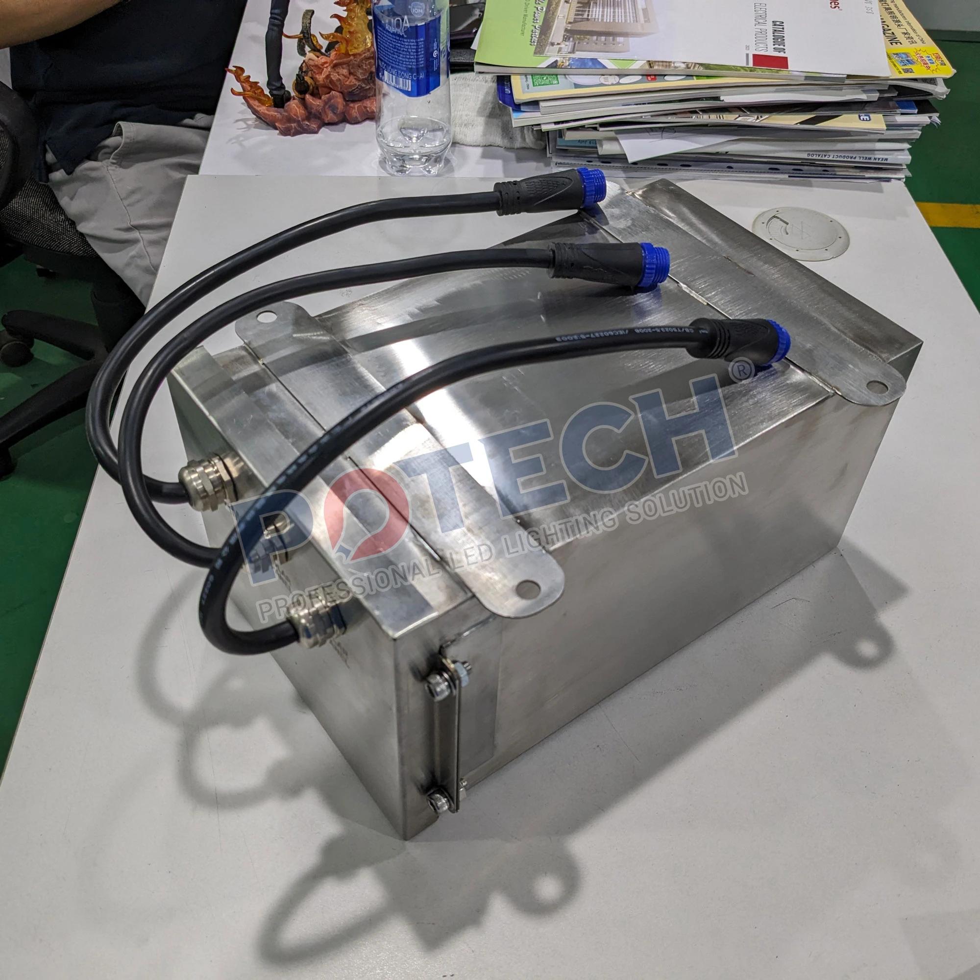 Bộ pin LiFePO4 vỏ inox nhìn từ trên, dây ra đầu nối chống nước