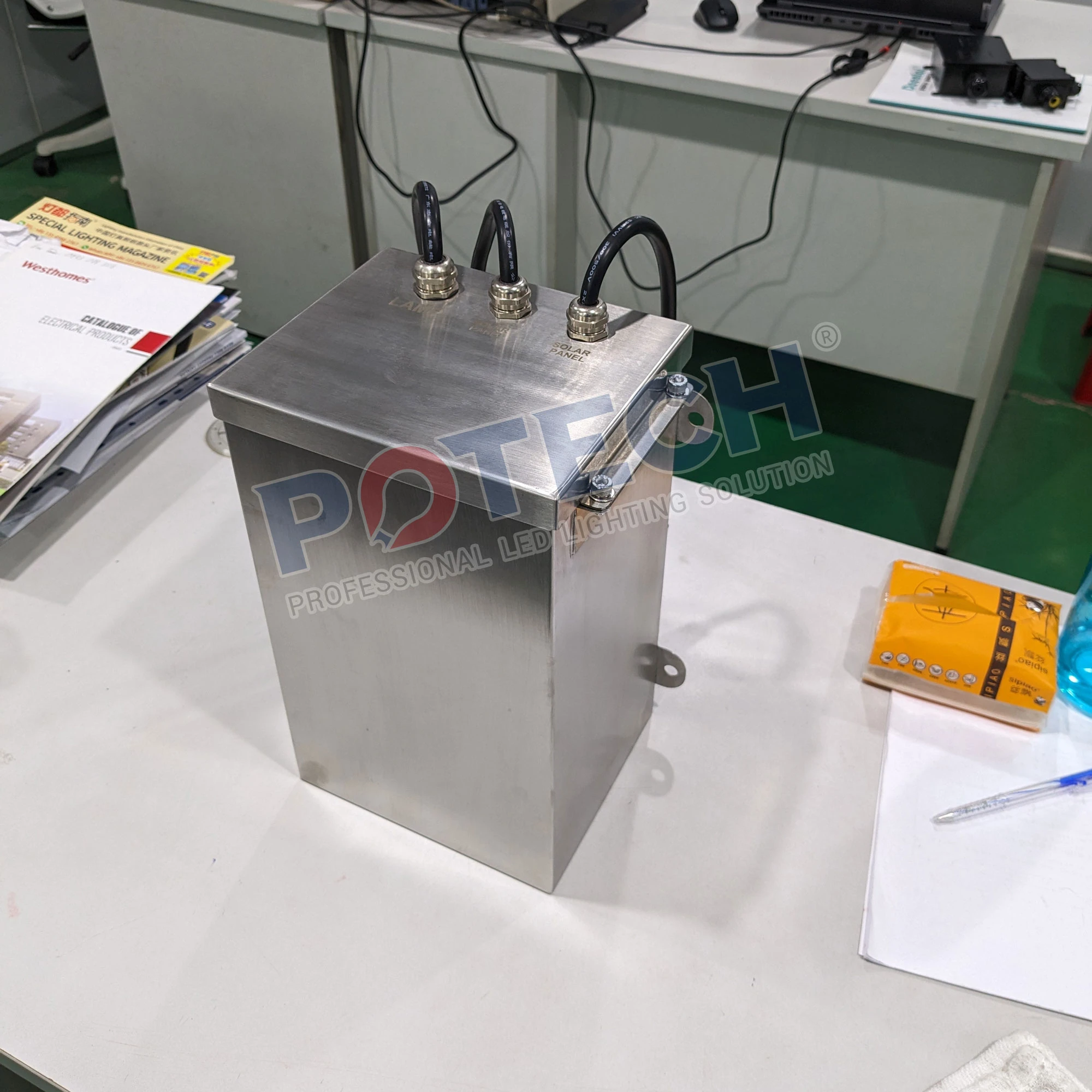 Bộ pin LiFePO4 vỏ inox, ốc siết cáp trên nắp hộp